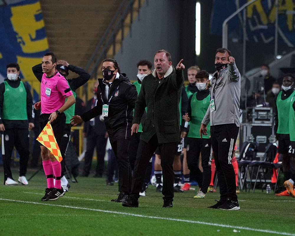 Fenerbahçe 4 gol yediği son 2 maçı da Sergen Yalçın’a karşı oynadı
