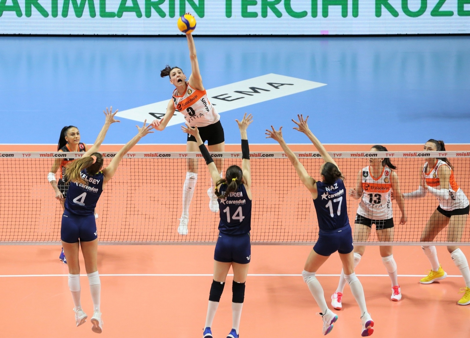 Fenerbahçe, Eczacıbaşı VitrA’yı 3-0 mağlup etti