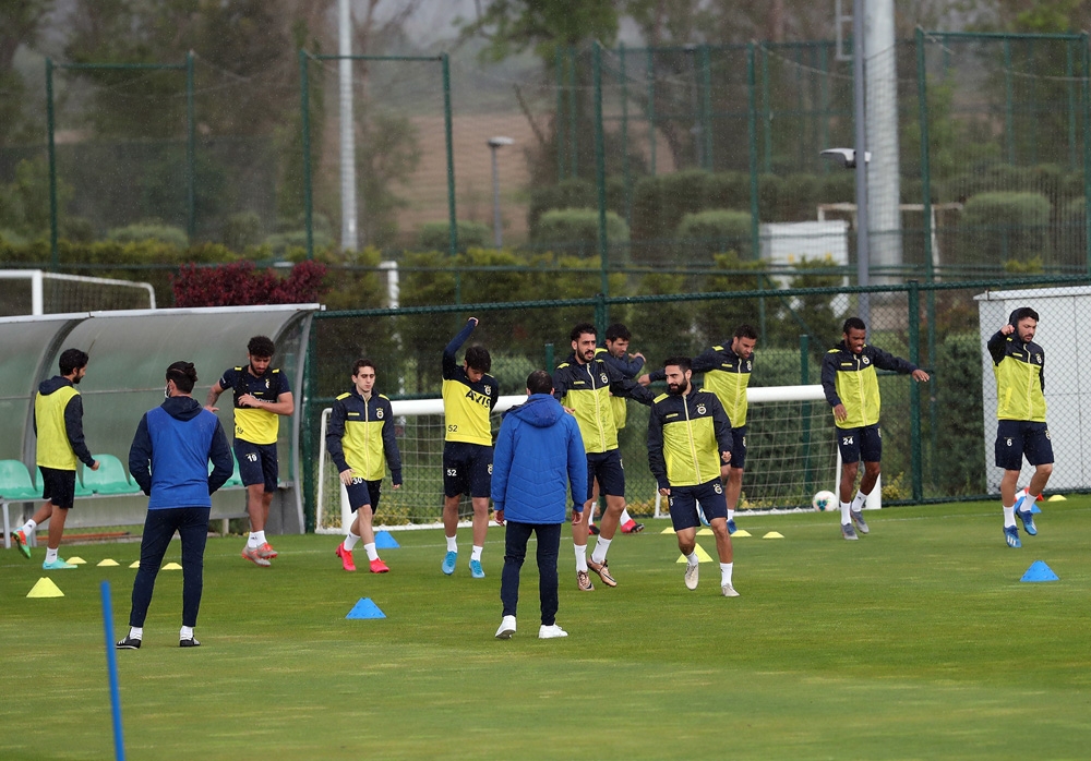 Fenerbahçe, günün çift antrenmanla tamamladı