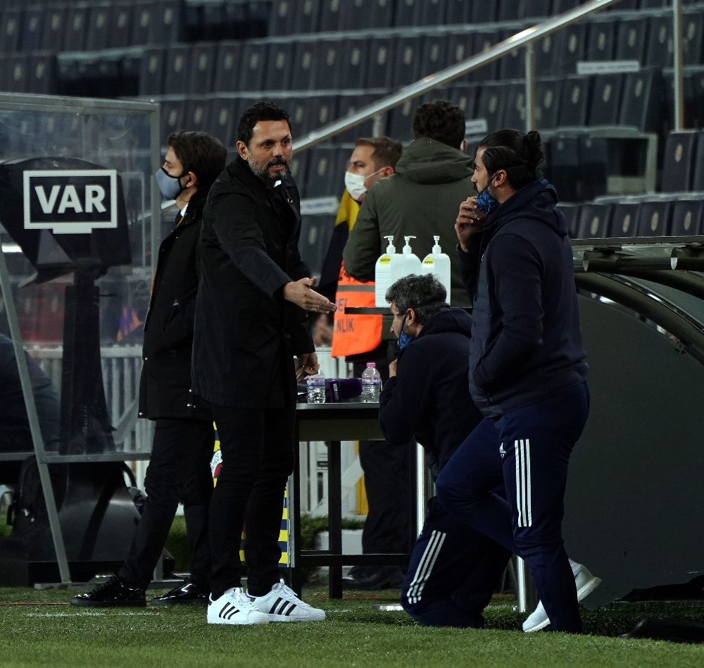 Fenerbahçe ilk yarıyı 2-0 geride kapattı