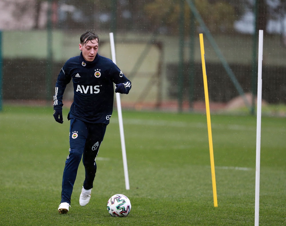 Fenerbahçe’de Mesut Özil bireysel çalıştı