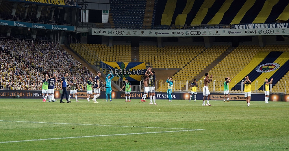Fenerbahçeli futbolcular maç sonu tribünleri alkışladı