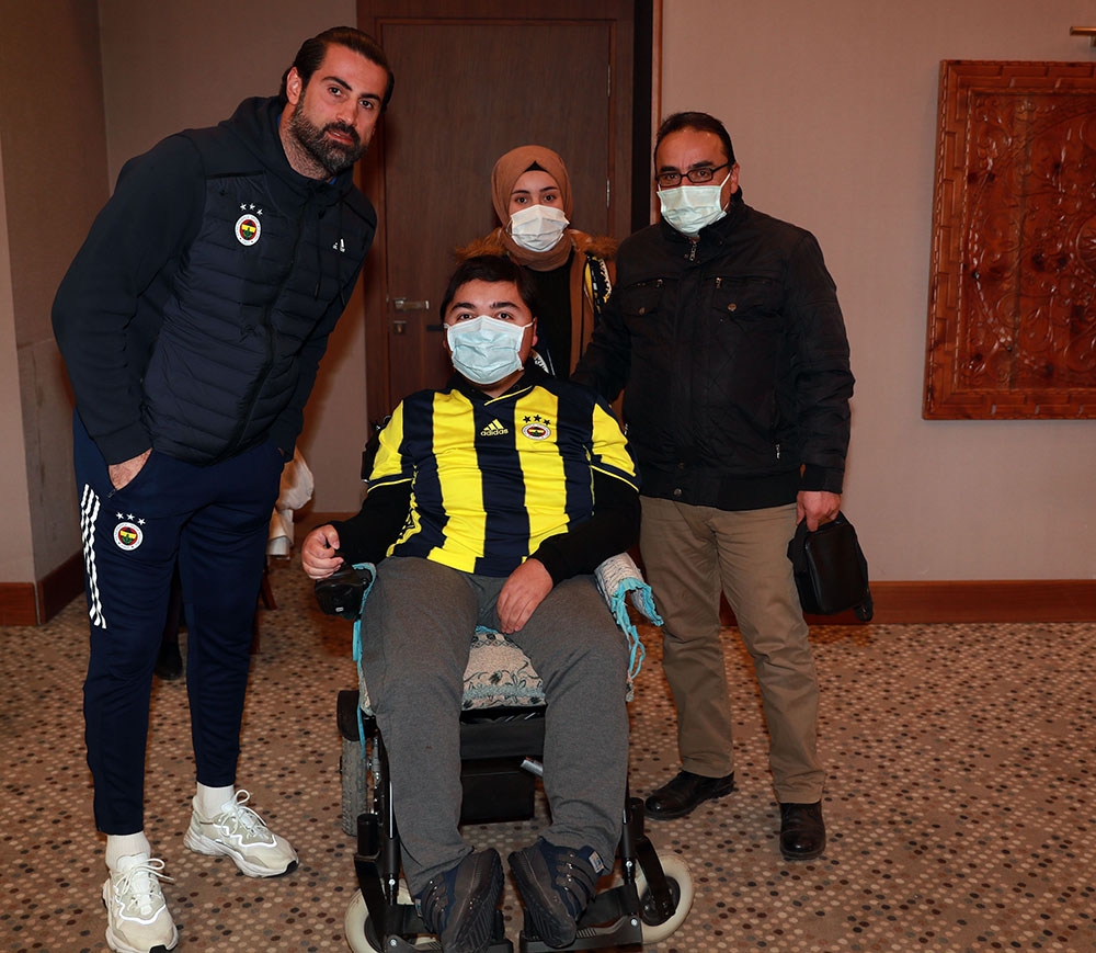 Fenerbahçeli futbolculardan anlamlı davranış