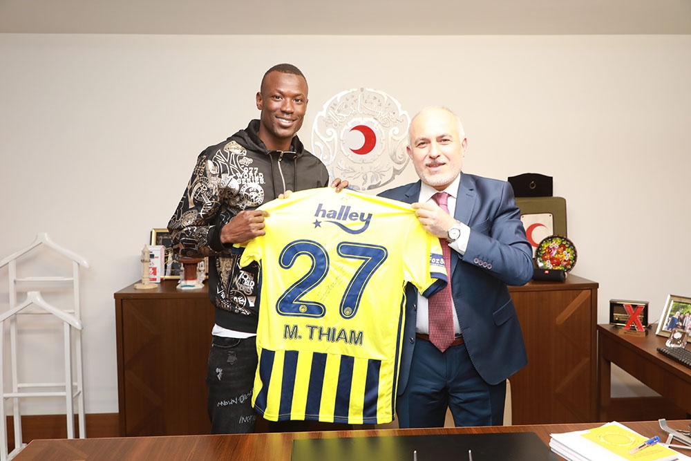 Fenerbahçeli golcü Mame Thiam’dan Kızılay’a işbirliği ziyareti
