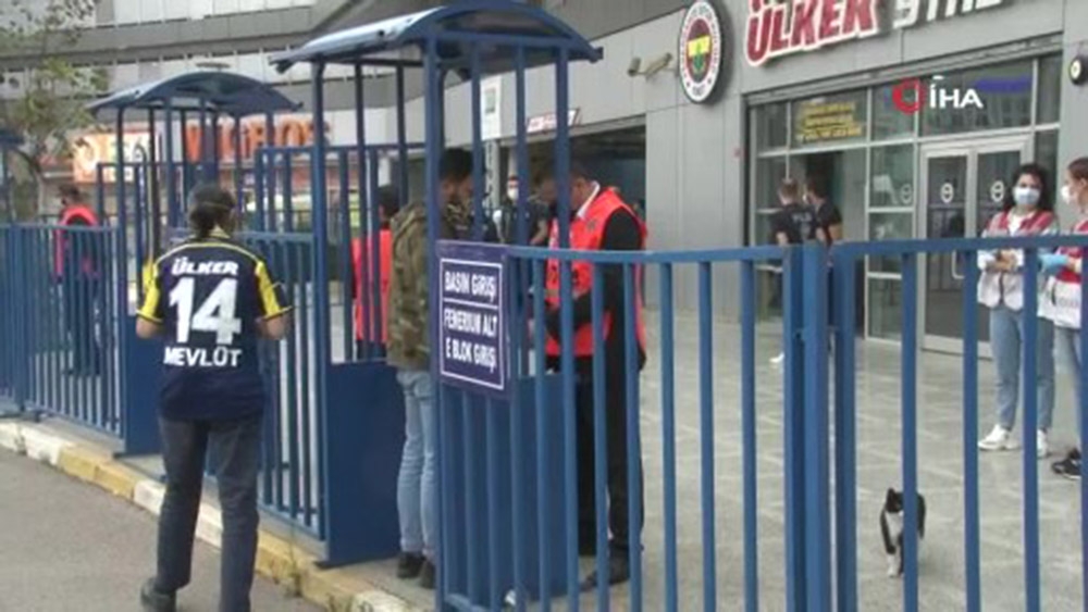 Fenerbahçeli taraftarlar stada geldi