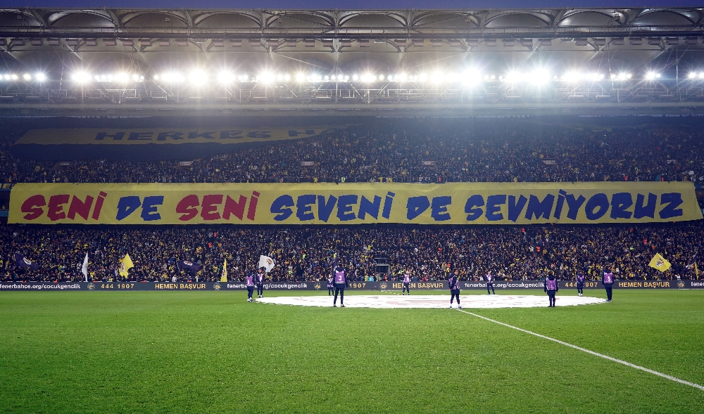 Fenerbahçeli taraftarlardan derbi koreografisi