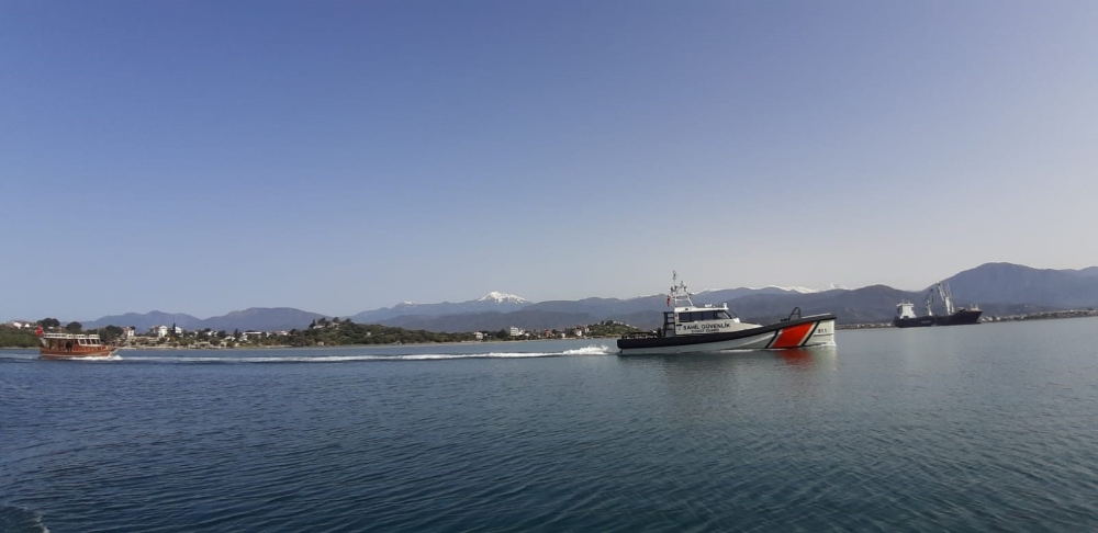 Fethiye Körfezi’nde sürüklenen teknedeki 2 kişi kurtarıldı