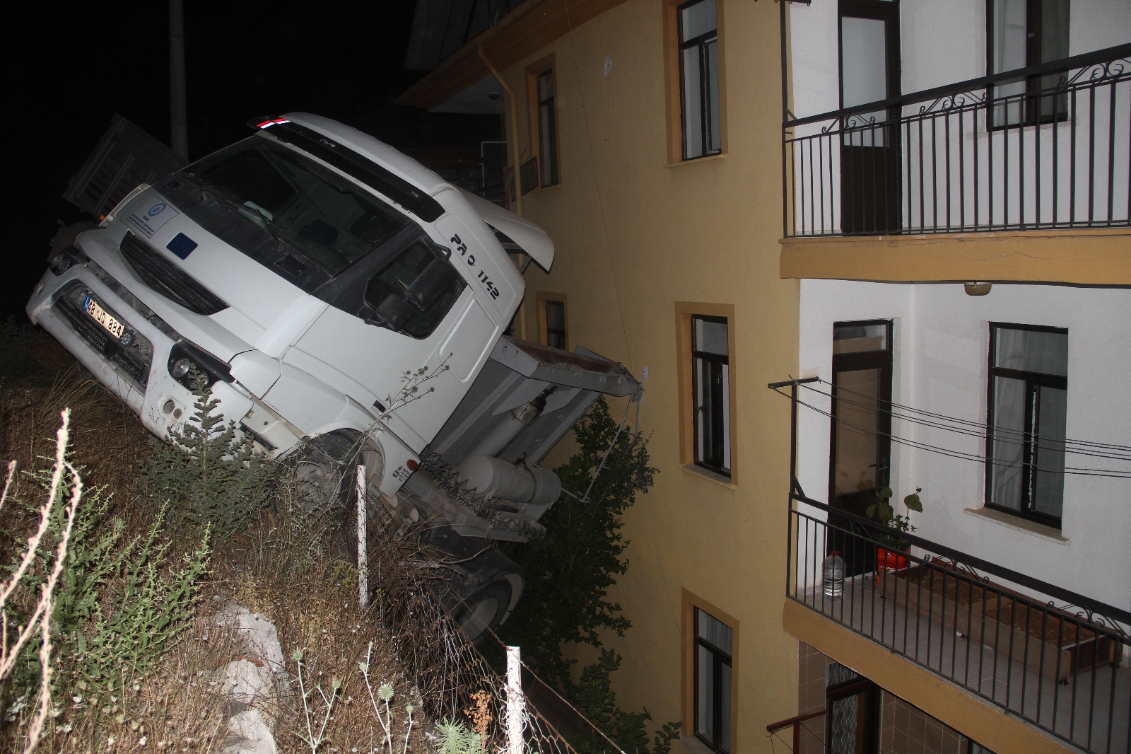 Fethiye’de el freni boşalan tır apartmana çarptı
