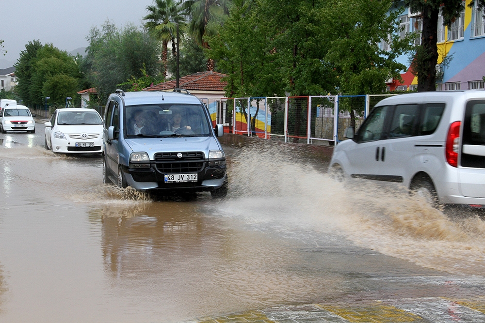 Fethiye’de etkili olan yağış vatandaşlara zor anlar yaşattı