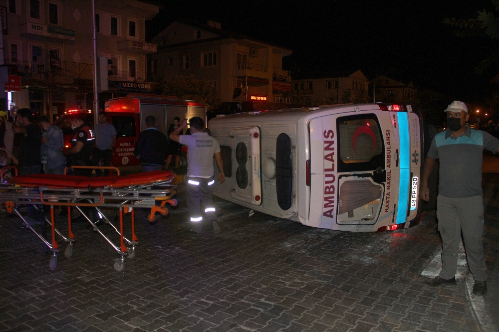 Fethiye’de hafif ticari araçla çarpışan ambulans devrildi: 6 yaralı