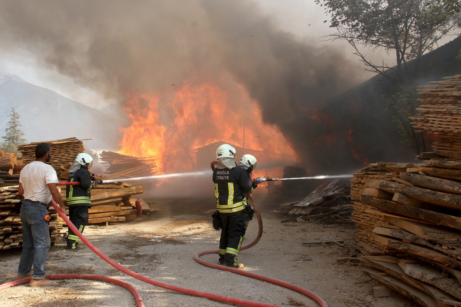 Fethiye’de marangoz atölyesi alev alev yandı