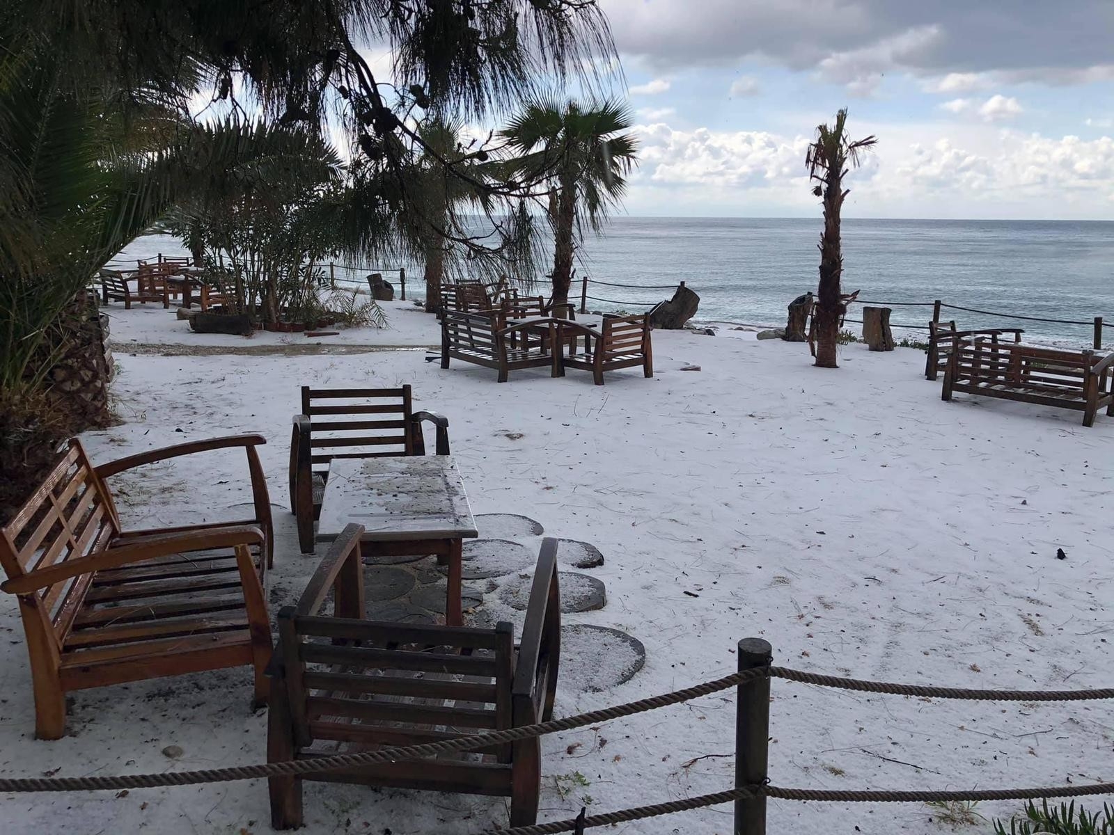 Fethiye’deki dolu sahili beyaz örtü ile kapladı