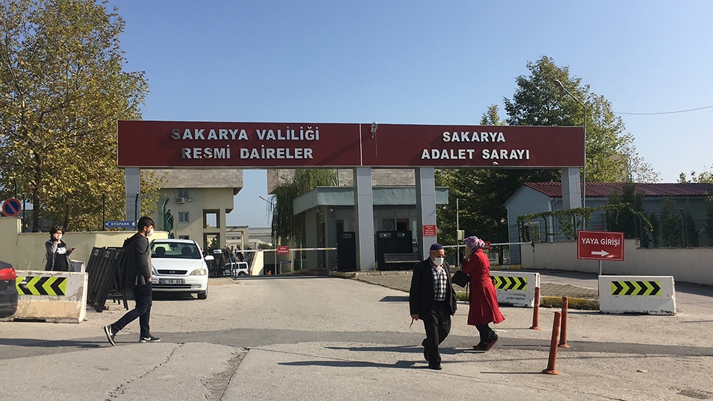 FETÖ firarisi Adil Öksüz’ün yakınlarının davası ertelendi