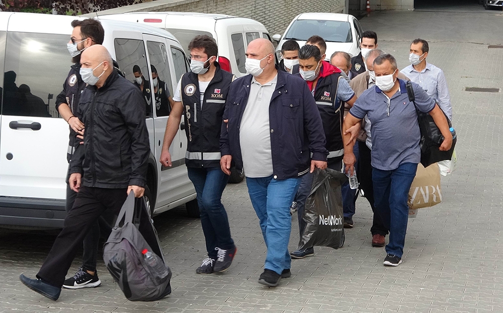 FETÖ operasyonunda 8 eski polis adliye sevk edildi
