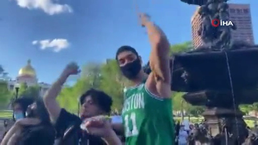 FETÖ’cü basketbolcu Enes Kanter, ABD’deki eylemlere katıldı