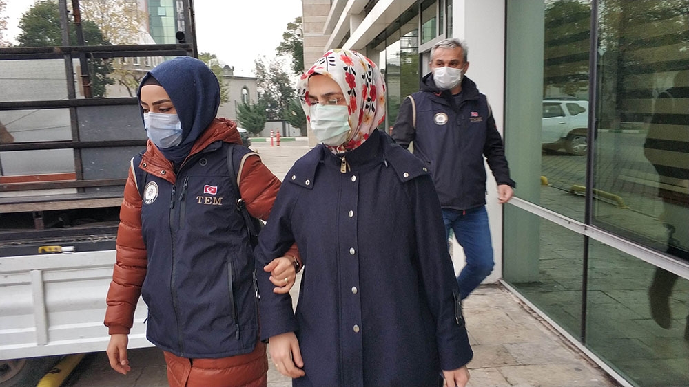 FETÖ’nün mahrem evinde yakalanan kadın öğretmen tutuklandı