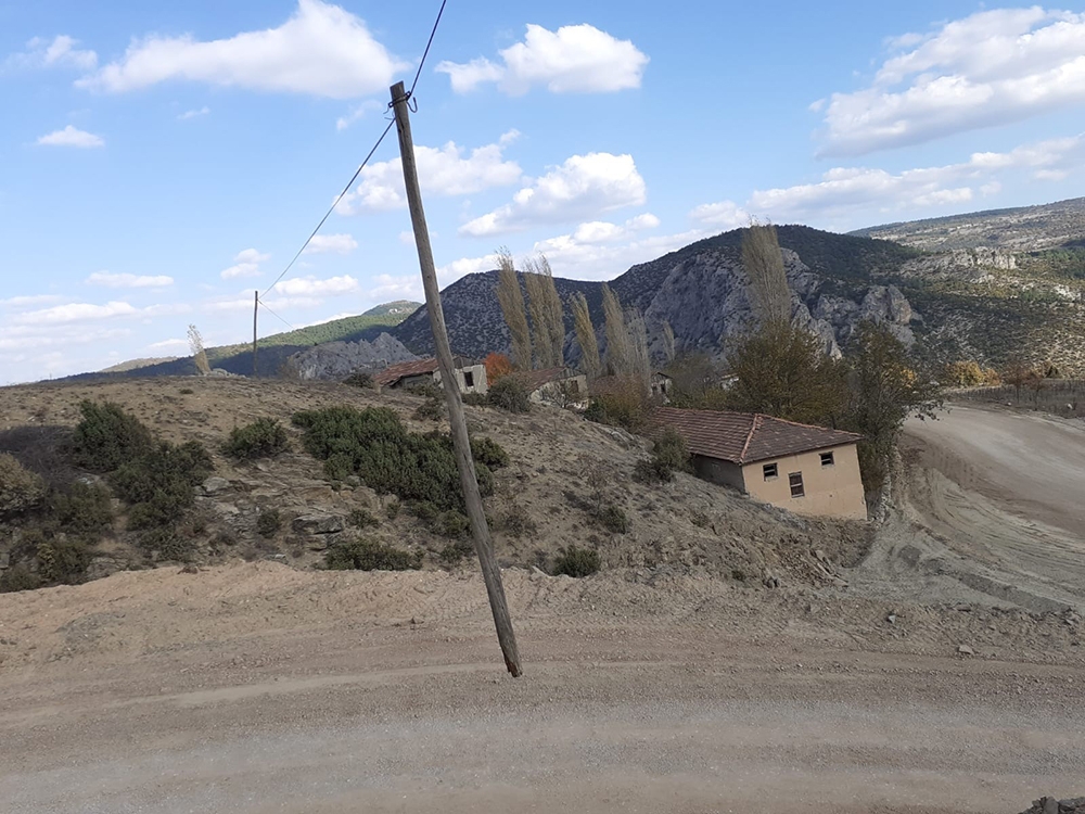 Fıkra gibi olay, telefon telleri direği taşıyor