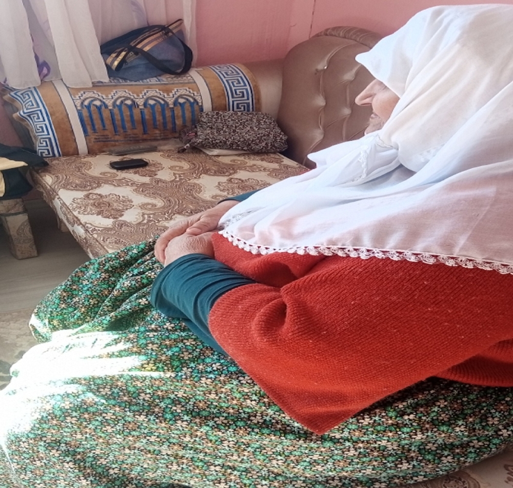 Fil hastası yaşlı kadın yıkılan merdivenler yüzünde evde hapis kaldı