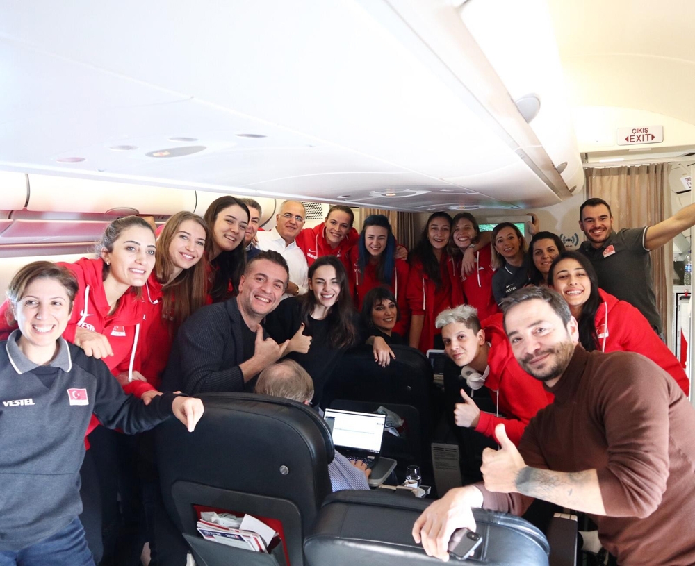 Filenin Sultanları uçakta böyle eğlendi