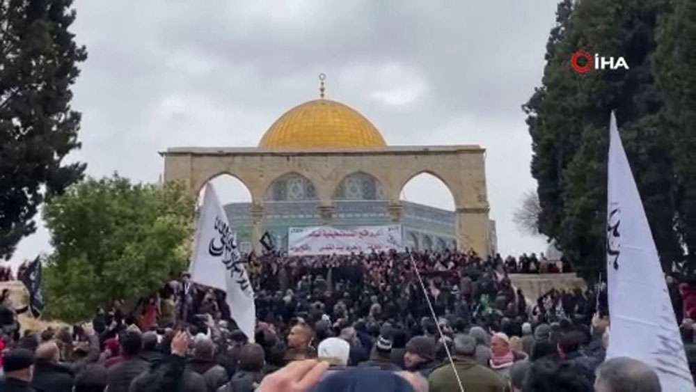 Filistinliler Mescid-i Aksa’da İsrail’i protesto etti