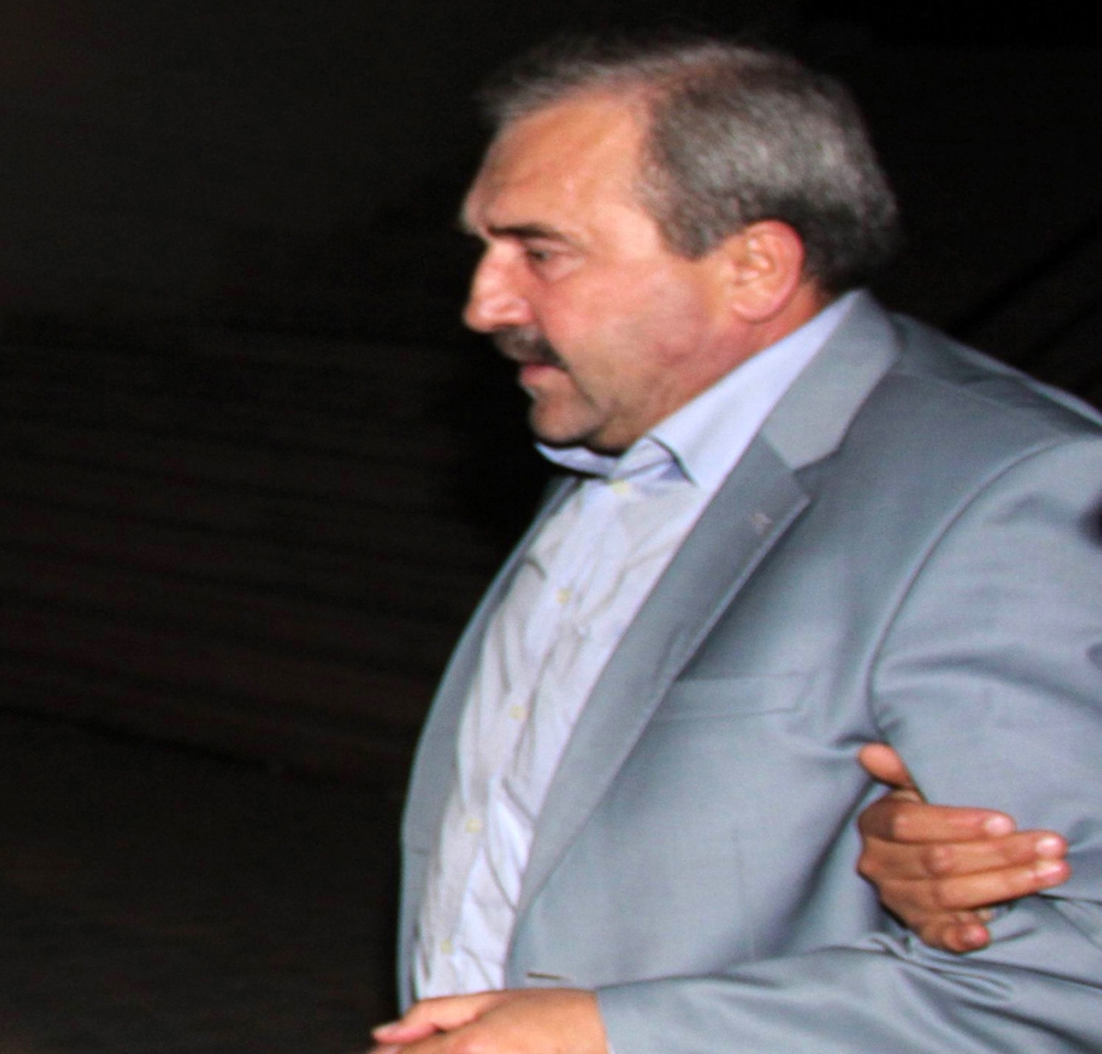 Firari başkan sahte kimlikle yakalandı