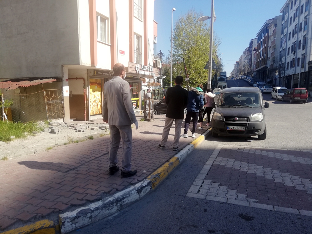 Fırın önünde ramazan pidesi sırası