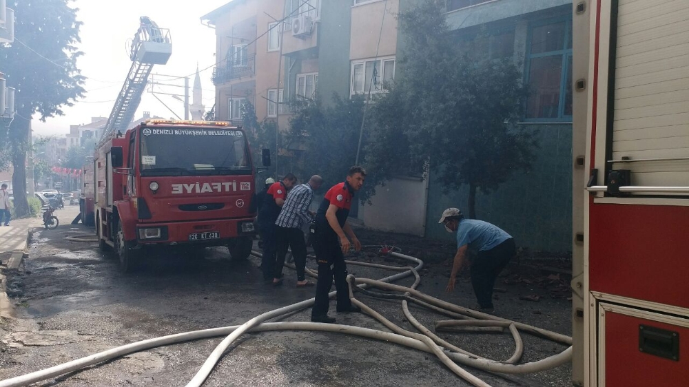 Fırının yanan çatısının sokağa yıkılma anı kamerada