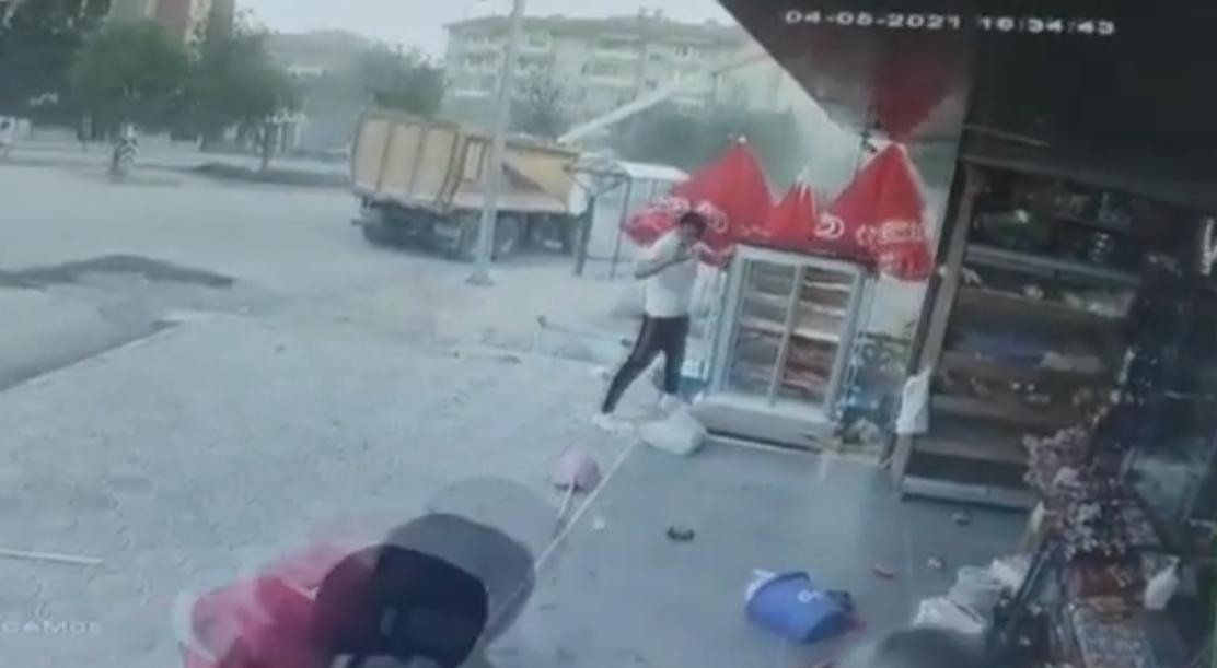 Fırtına dondurma dolabını savurdu, o anlar kameraya yansıdı