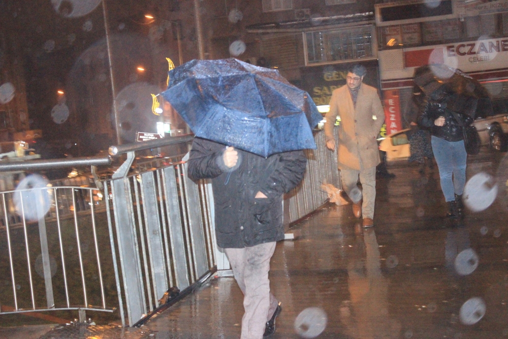 Fırtına işe giden vatandaşlara ve sürücülere zor anlar yaşatıyor