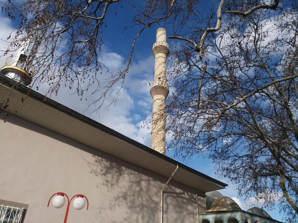 Fırtına minarenin külahını uçurdu