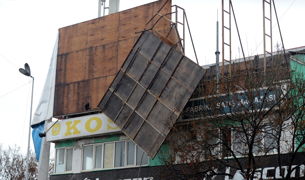 Fırtına stadının reklam panosunu uçurdu