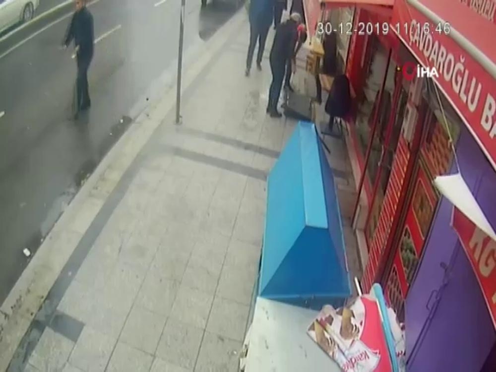 Fırtına Tabelayı Düşürdü, Vatandaşlar Neye Uğradığını Şaşırdı
