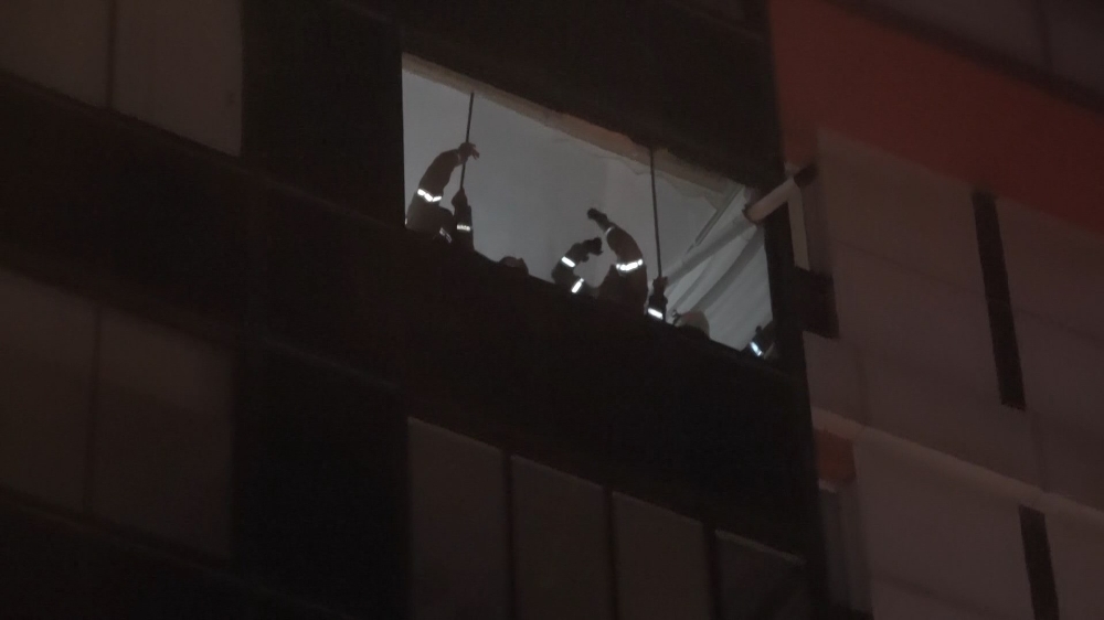 Fırtınada uçuşan balkon camlarına itfaiye müdahale etti