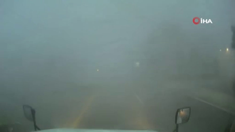 Florida’da şiddetli rüzgar kamyonu devirdi