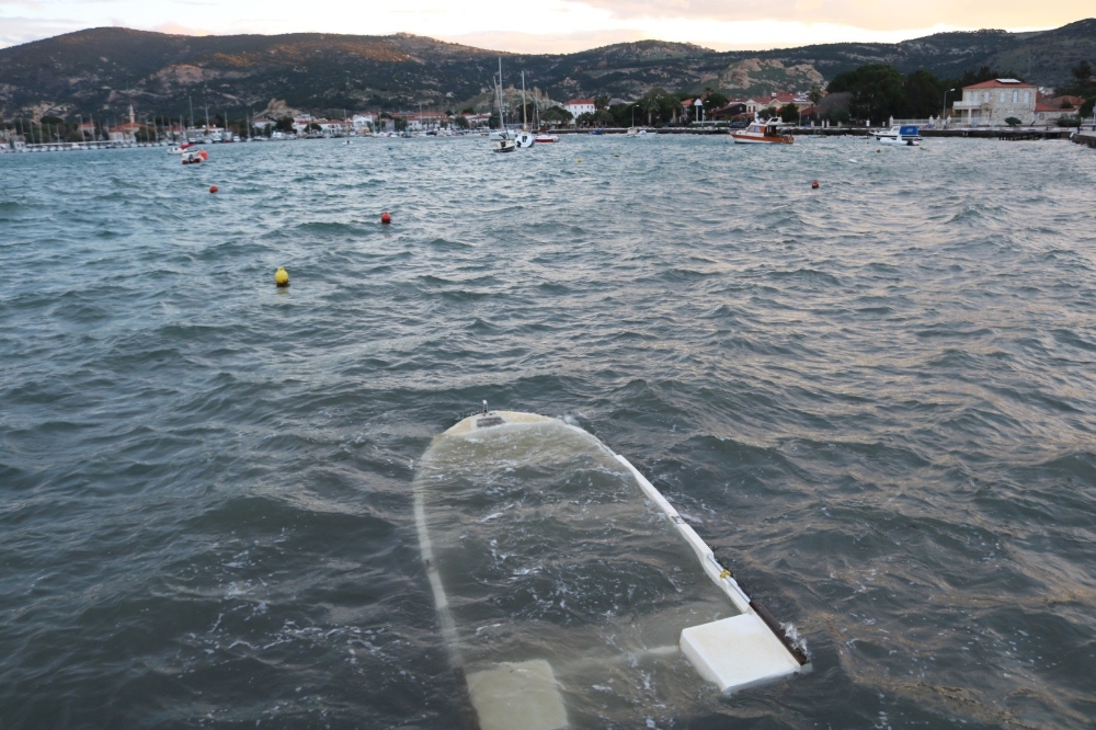Foça’da fırtına, tekneleri batırdı