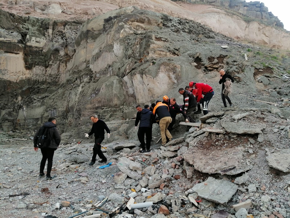 Fotoğraf çektirmek için çıktığı kayalıklardan uçuruma yuvarlandı