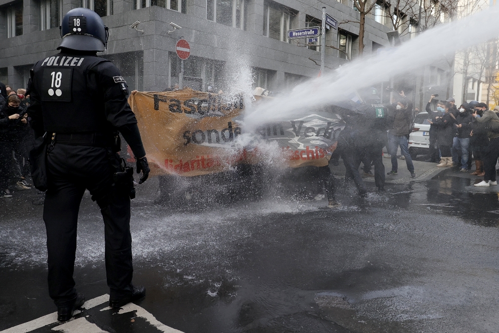 Frankfurt’ta Covid-19 önlemleri karşıtı protestoya polis müdahalesi