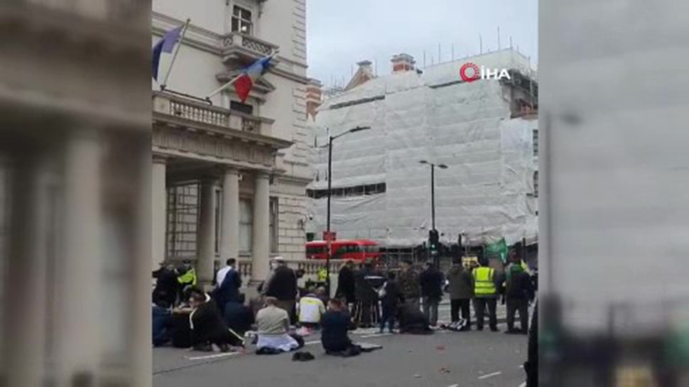 Fransa Cumhurbaşkanı Macron Londra’da protesto edildi