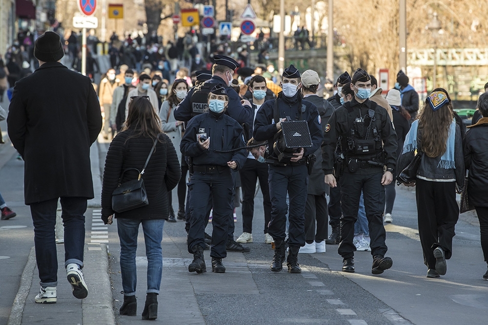 Fransa’da 16 bölgede 4 hafta boyunca sokağa çıkma yasağı uygulanacak