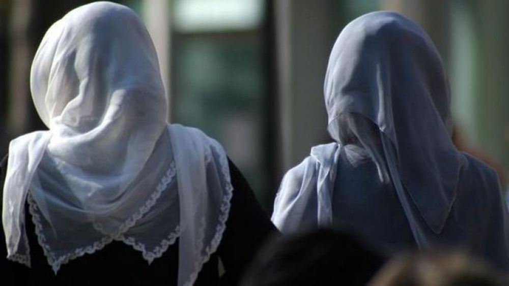 Fransa’da 18 yaşından küçüklere başörtüsü yasağı teklifi