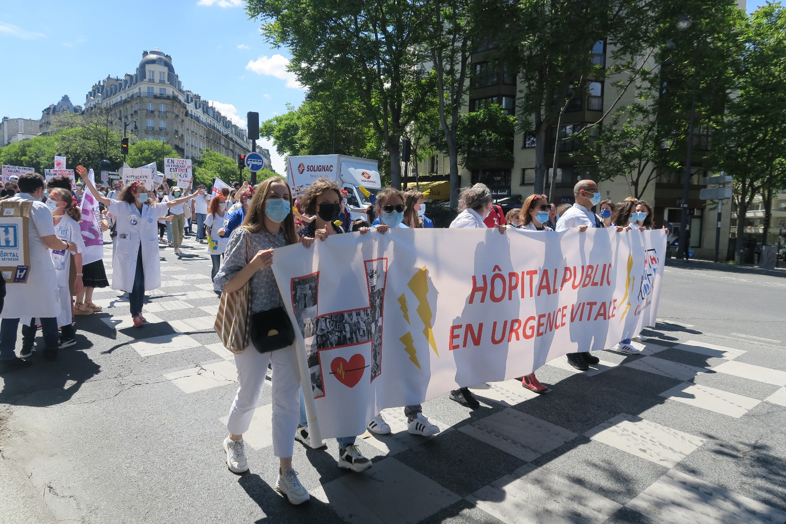 Fransa’da doktorlar ve sağlık personelinden hükümet karşıtı protesto