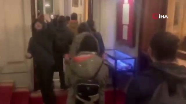 Fransa’da eylemciler siyasetçilerin gittiği restoranı bastı