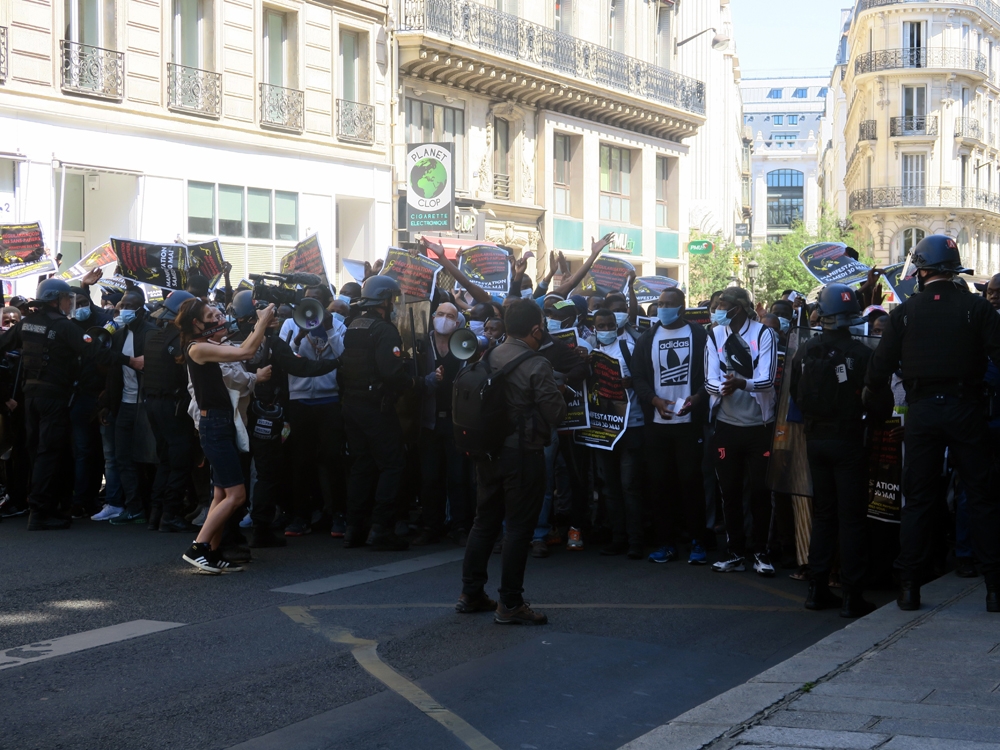 Fransa’da kaçak göçmenlerden protesto