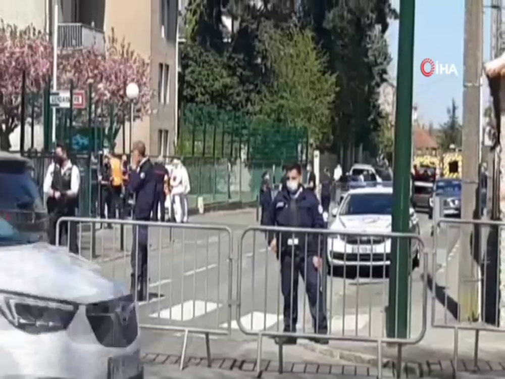 Fransa’da karakolda polisi bıçaklayan saldırgan öldürüldü
