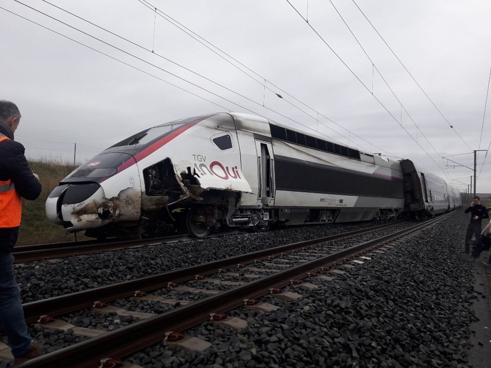 Fransa’da tren raydan çıktı: 10 yaralı