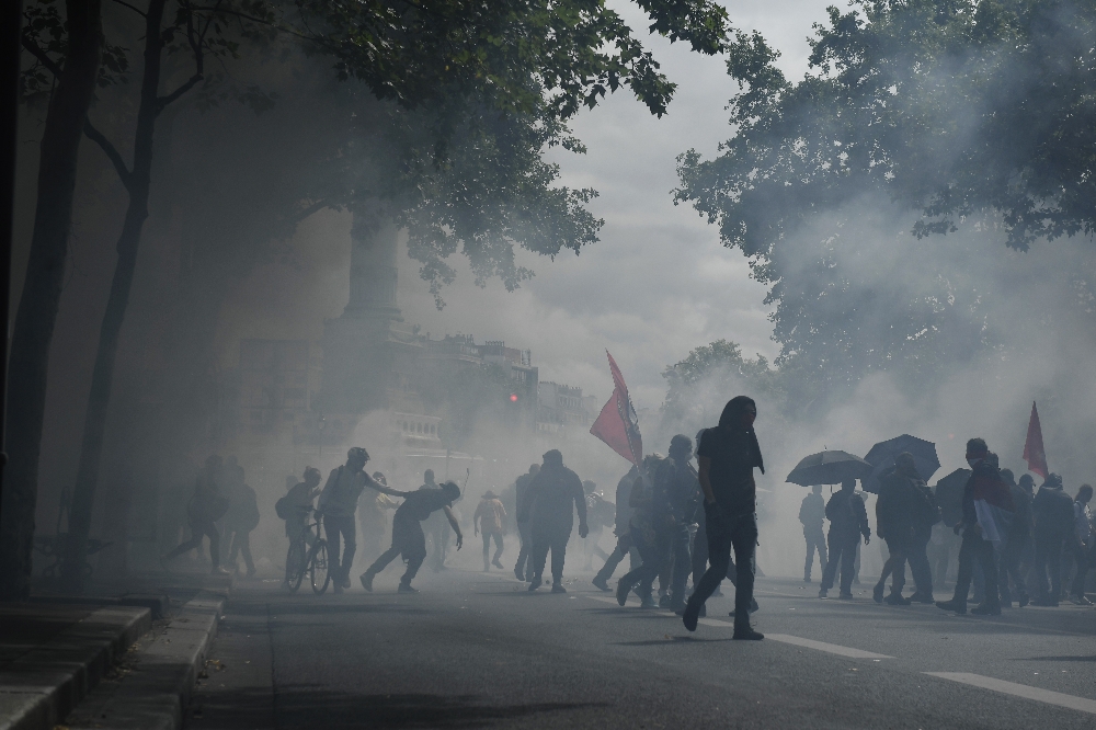 Fransa’da Ulusal Bayram’da hükümet karşıtı protesto
