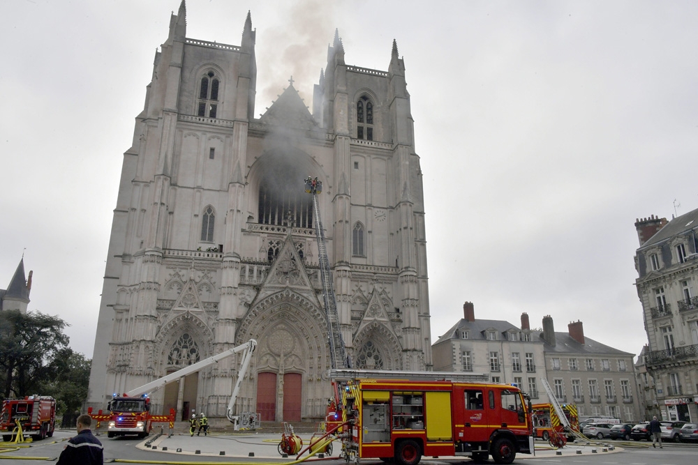 Fransa’daki katedral yangınıyla ilgili bir şüpheli gözaltında