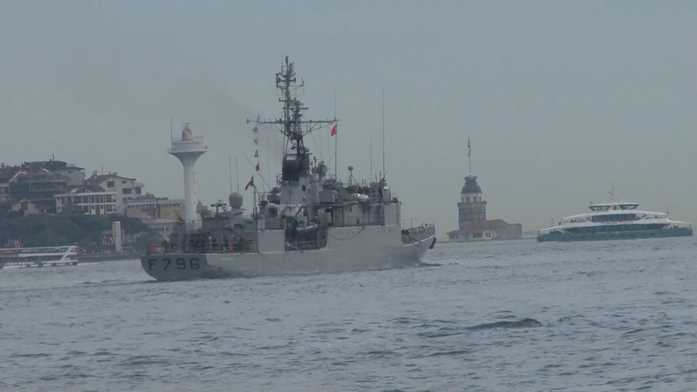 Fransız savaş gemisi İstanbul Boğazı’ndan geçti