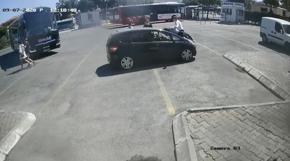 Fren yerine gaza bastı, kadını iki araç arasına sıkıştırdı