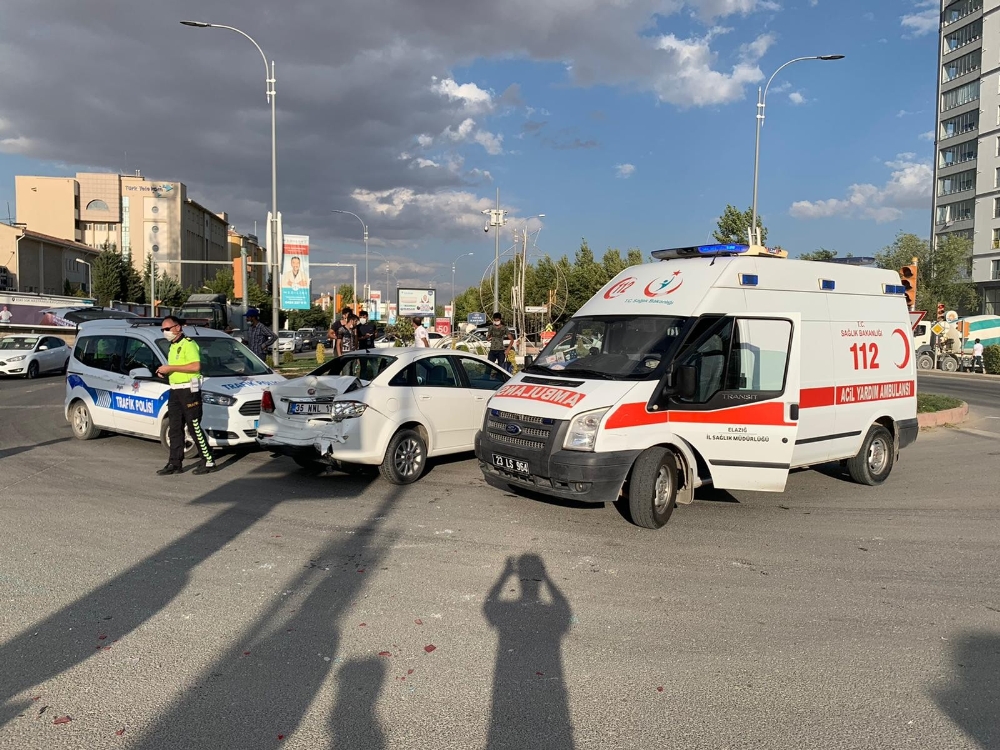 Freni boşalan kamyon araçlara çarptı: 4 yaralı